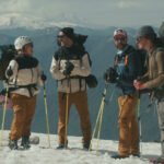 Corredores de trilha atravessam geleira no vulcão Sollipulli, no Chile, cena do filme Raízes do Trail