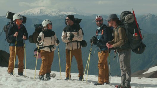 Corredores de trilha atravessam geleira no vulcão Sollipulli, no Chile, cena do filme Raízes do Trail
