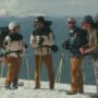 Corredores de trilha atravessam geleira no vulcão Sollipulli, no Chile, cena do filme Raízes do Trail