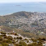 Corredor em trilha de montanha com vista para a Table Mountain, em Cape Town, sede do Mundial de Trail 2027