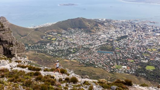 Corredor em trilha de montanha com vista para a Table Mountain, em Cape Town, sede do Mundial de Trail 2027