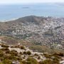 Corredor em trilha de montanha com vista para a Table Mountain, em Cape Town, sede do Mundial de Trail 2027