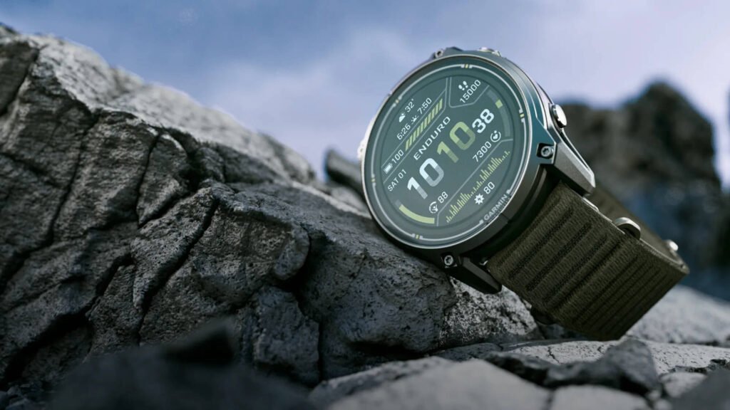 Garmin Enduro 4 em primeiro plano com montanha ao fundo