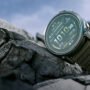 Garmin Enduro 4 em primeiro plano com montanha ao fundo