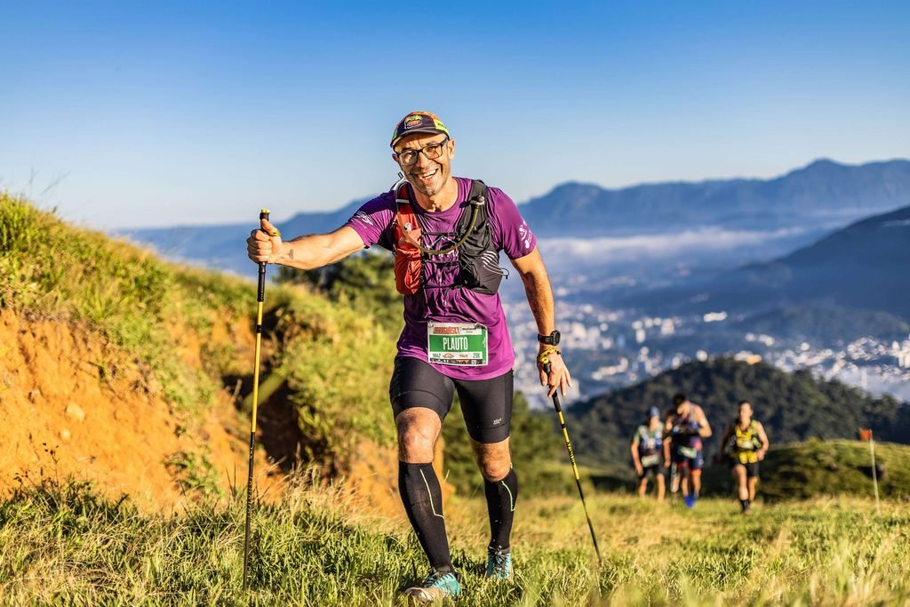 JaraguáSky: atleta de trail running em subida na mata atlântica de Santa Catarina